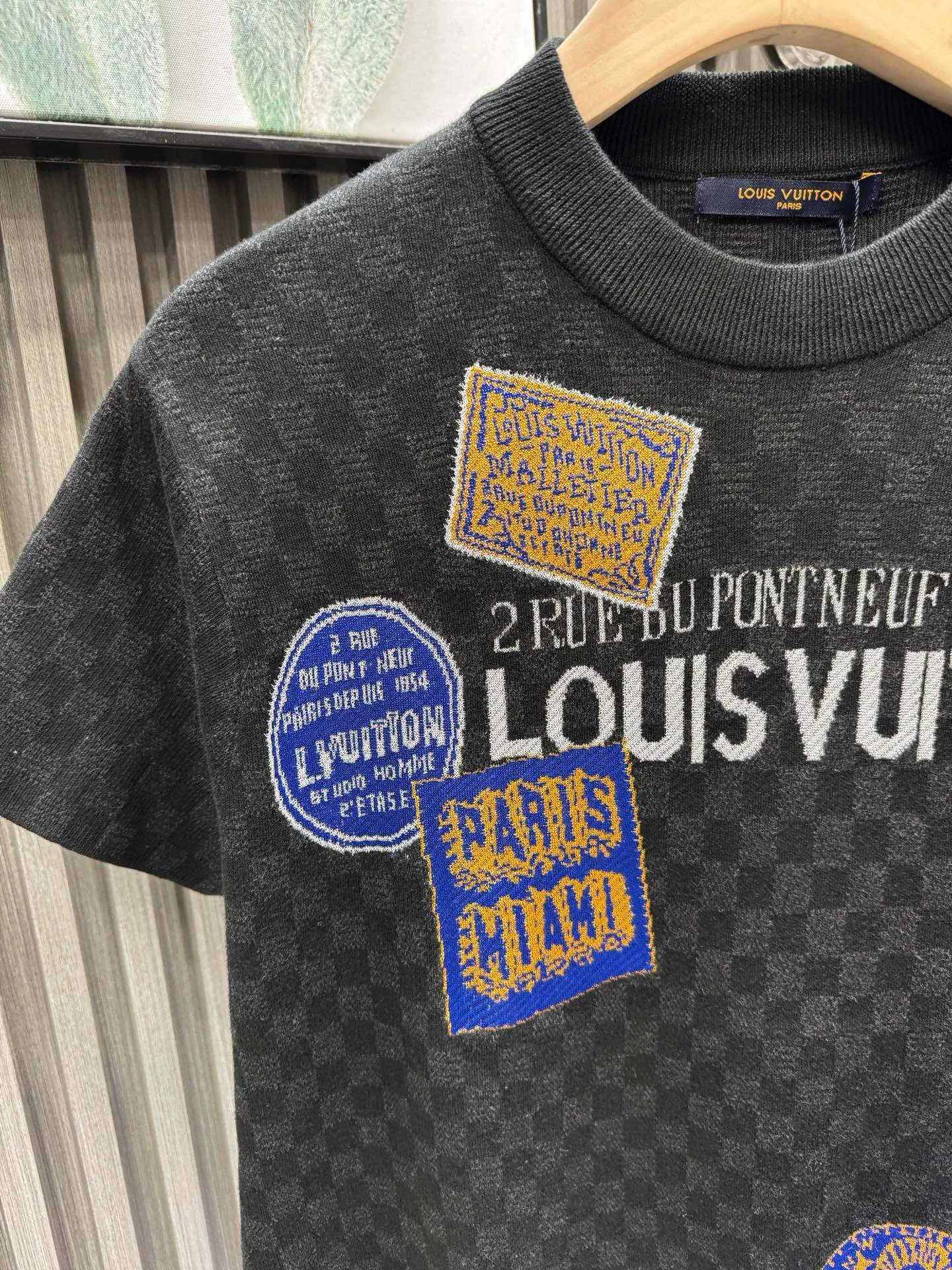 🅿️440 🀄️ Louis Vuitton LOUIS VUITTON checkerboard label knitted short sleeves. Made with custom-made cotton polished silk fabrics. Damier jacquard intarsia texture. Made from hanging woolen looms imported from Germany. The threads are matched to the original color. Environmentally friendly fixed dyeing. The jacquard fabric requires a fine yarn count. The body uses an imported 16-knit Shiti square weave. The perfect jacquard process takes 150 minutes per piece. The pattern adopts double-sided hanging wool technology, fine workmanship, clear texture and texture, extremely fine weaving threads are made of environmentally friendly fibers, the stitching uses a 16-pin plate, each closing edge must be hand-picked, the stitching must be tight and smooth, the body is neatly aligned in the front, back, left and right, the fabric has a soft and waxy drape feel, the fabric is comfortable and soft, skin-friendly, breathable and elastic. The details are exquisite and the workmanship is exquisite. The overall wiring is straight and delicate. The fabric is comfortable and soft. The color is consistent and there is no color difference. It can be matched with the same style to create a fashionable look. The three standards are complete. The same style for men and women.